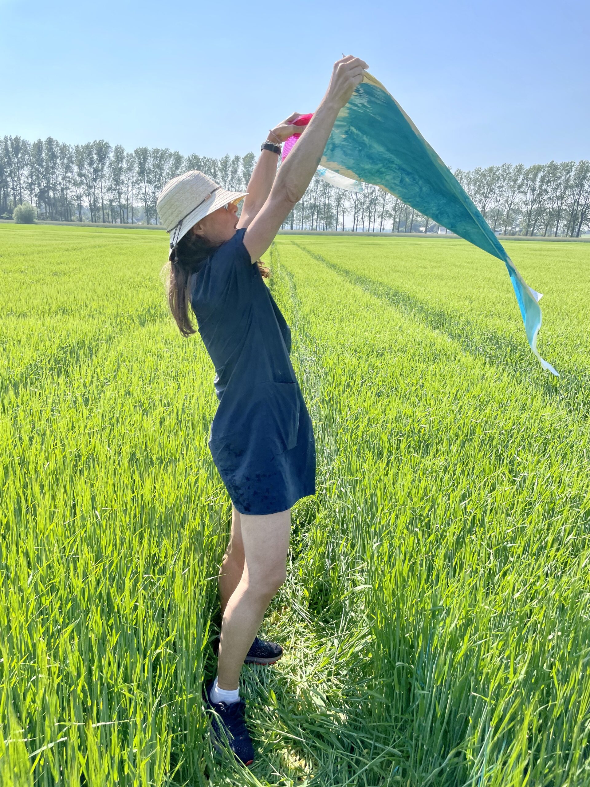 Från Vedic Art kurs på Österlen. Kvinna på en grön åker.